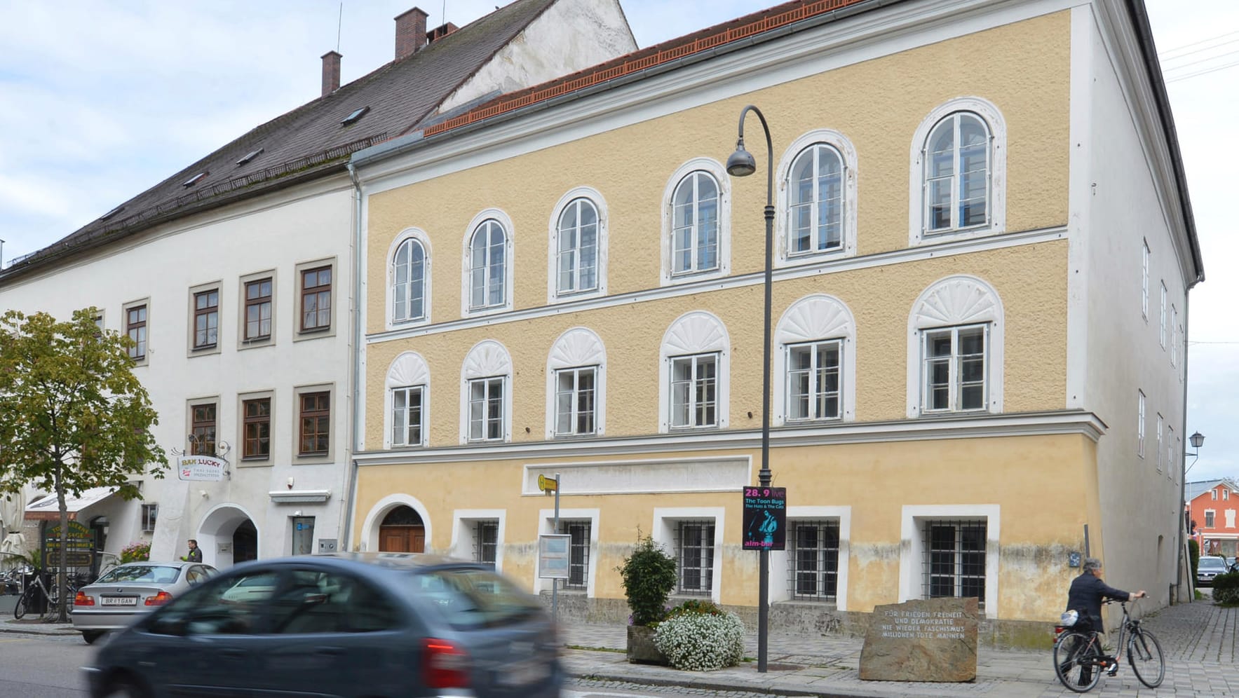 Das Geburtshaus Hitlers in Braunau wird dem Erdboden gleichgemacht. Auf dem Gedenkstein vor dem Haus steht: "Für Frieden, Freiheit und Demokratie. Nie wieder Faschismus. Millionen Tote mahnen."