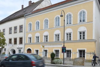 Das Geburtshaus Hitlers in Braunau wird dem Erdboden gleichgemacht. Auf dem Gedenkstein vor dem Haus steht: "Für Frieden, Freiheit und Demokratie. Nie wieder Faschismus. Millionen Tote mahnen."