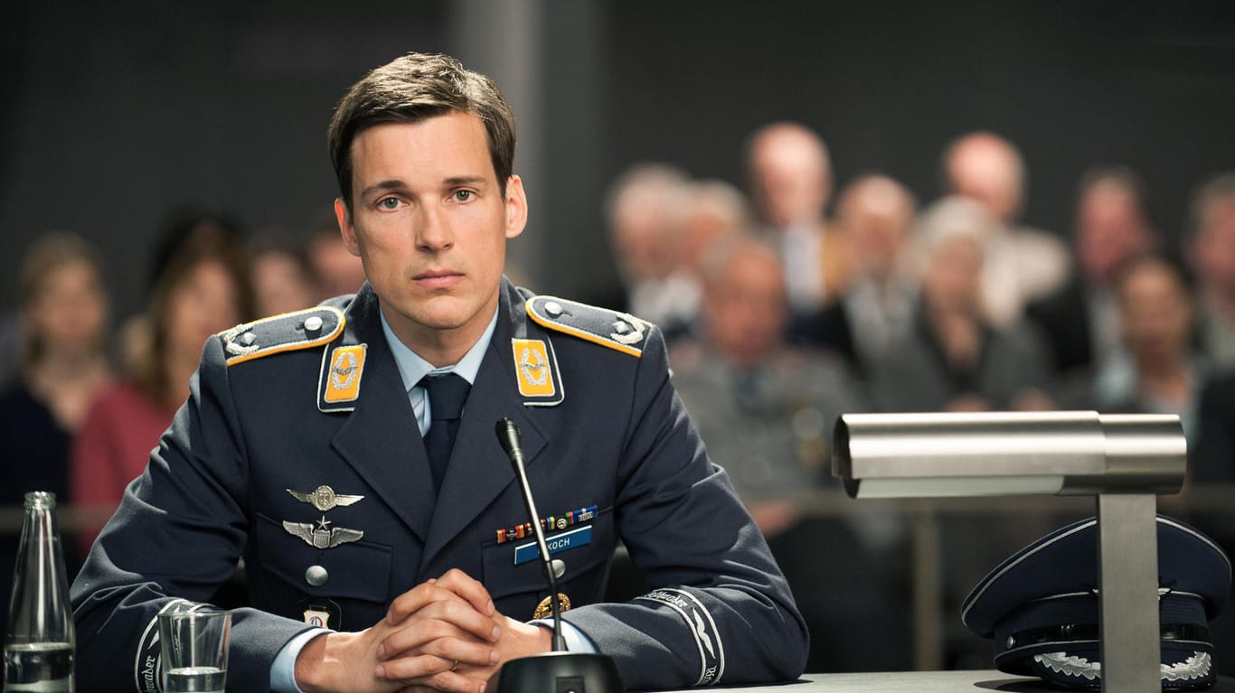Mörder oder Held? Luftwaffenmajor Lars Koch (Florian David Fitz) muss sich vor Gericht verantworten.
