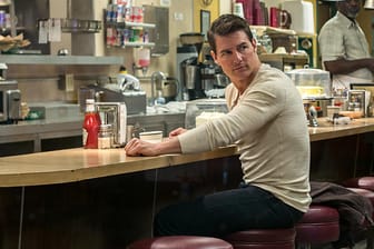 Jack Reacher (Tom Cruise) gönnt sich an der Theke eine kleine Auszeit.