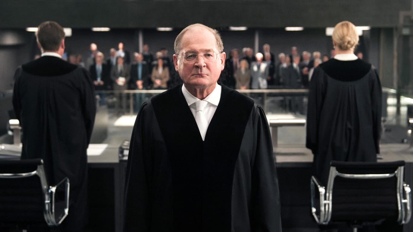 Der Richter (Burghart Klaußner) spricht das Urteil - die ARD hat zwei Varianten gedreht: Schuldig oder nicht schuldig.