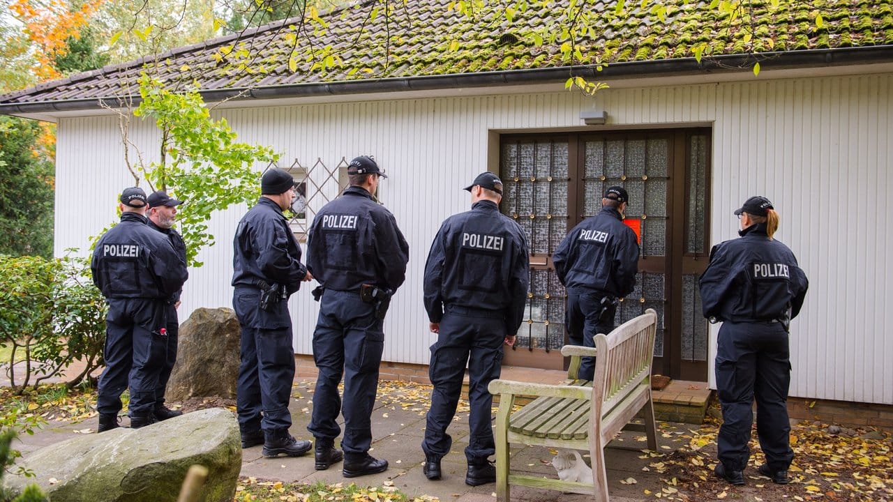 Die Kinder waren am Sonntag in ihrem Elternhaus in Wedel tot gefunden worden. Die Kinder waren am Sonntag in ihrem Elternhaus in Wedel tot gefunden worden.