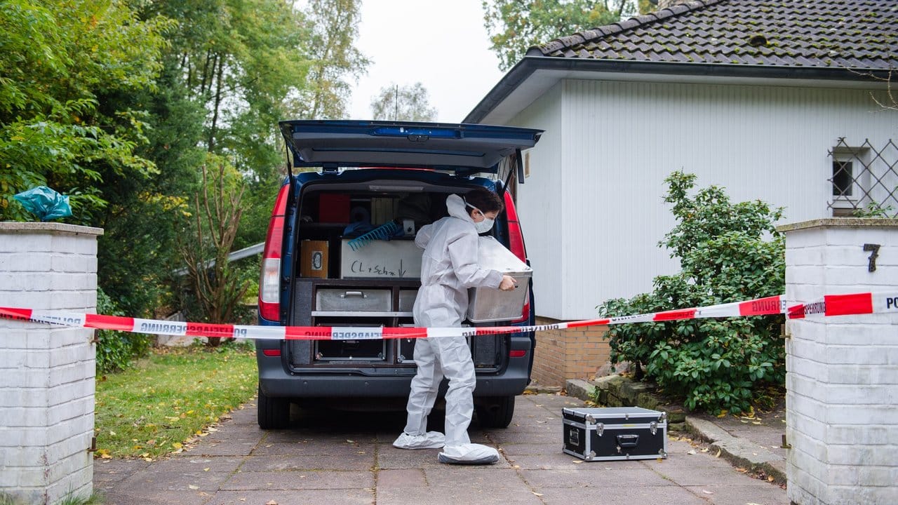 Die Spuren am Tatort werden gesichert. Die Spuren am Tatort werden gesichert.