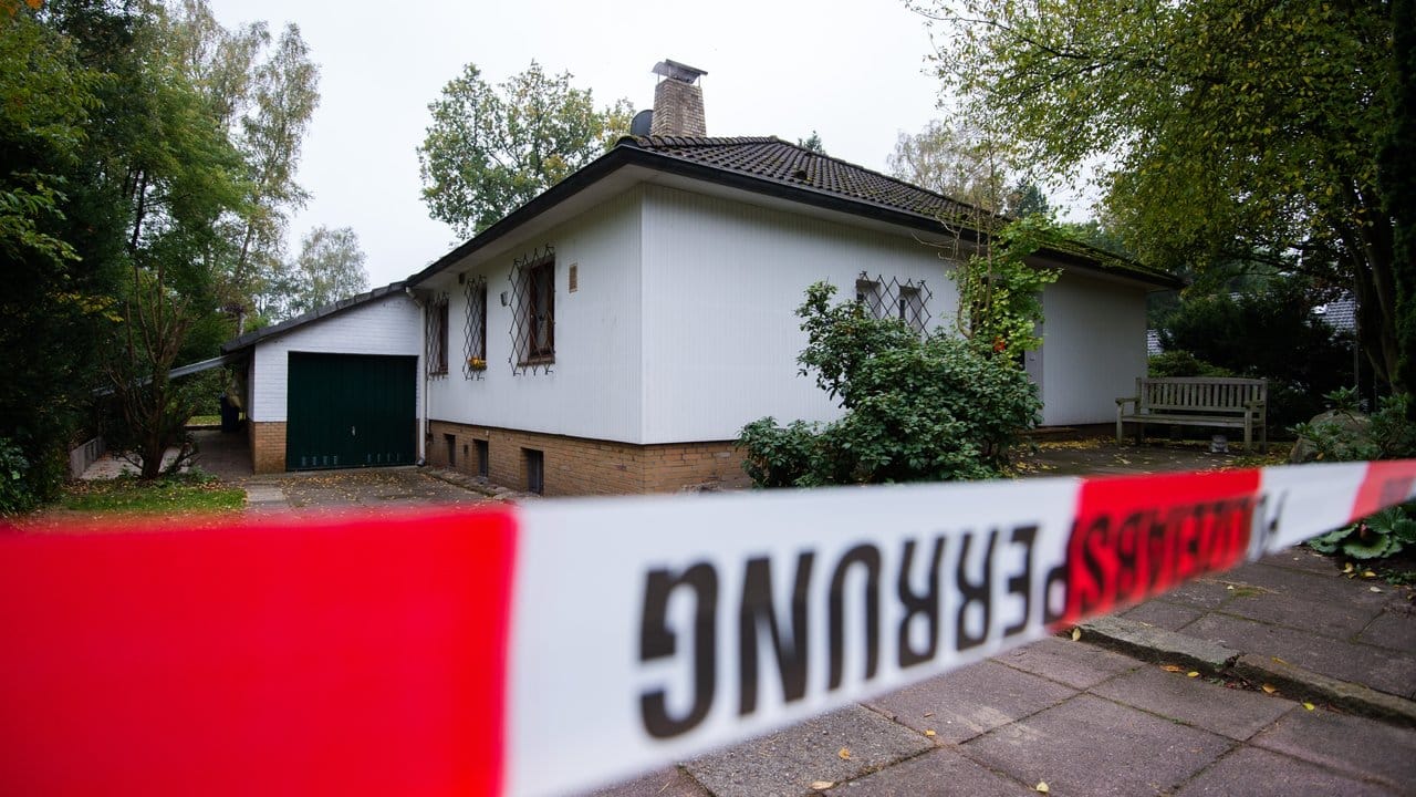 Absperrband hängt vor dem Einfamilienhaus. Absperrband hängt vor dem Einfamilienhaus.