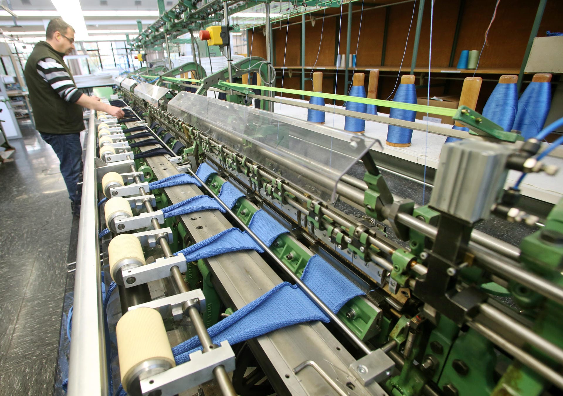 Ein Maschine in der Krawattenmanufaktur Ascot in Krefeld Seidenkrawatten. Die Manufaktur stellt neben den Krawatten auch noch Einstecktücher, Westen und Hosenträger her.