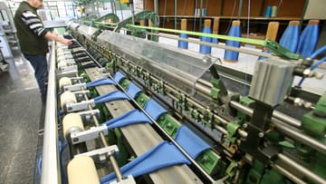 Ein Maschine in der Krawattenmanufaktur Ascot in Krefeld Seidenkrawatten. Die Manufaktur stellt neben den Krawatten auch noch Einstecktücher, Westen und Hosenträger her.