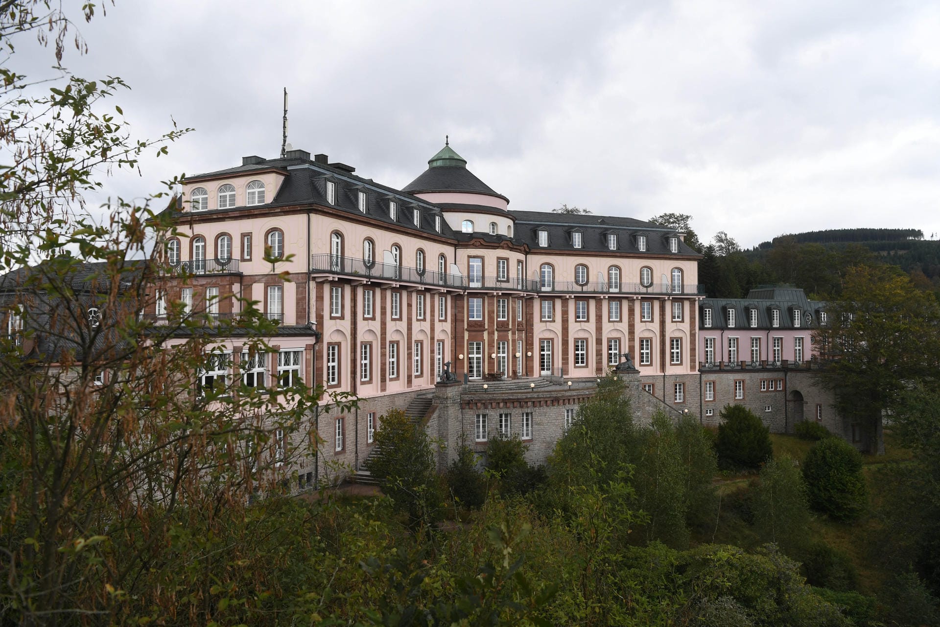 Eine Außenansicht des Hotels Bühlerhöhe bei Bühl. Das Nobelhotel liegt nun seit gut sechs Jahren brach.