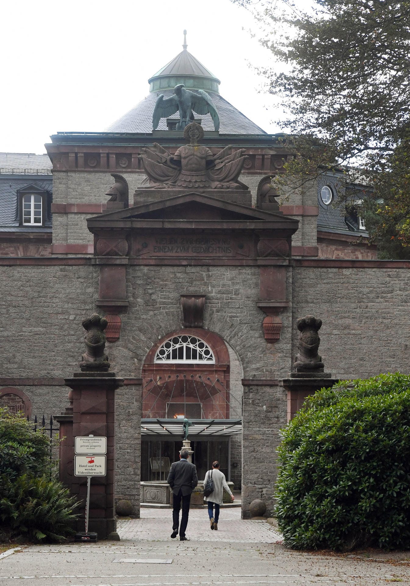 Durch das Eingangsportal des Hotels Bühlerhöhe bei Bühl gingen seit Jahren die Reichen und Mächtigen.