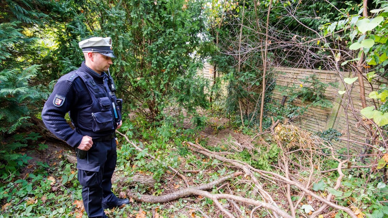 Ein Polizist steht in Wedel am Fundort einer Leiche. Ein Polizist steht in Wedel am Fundort einer Leiche.