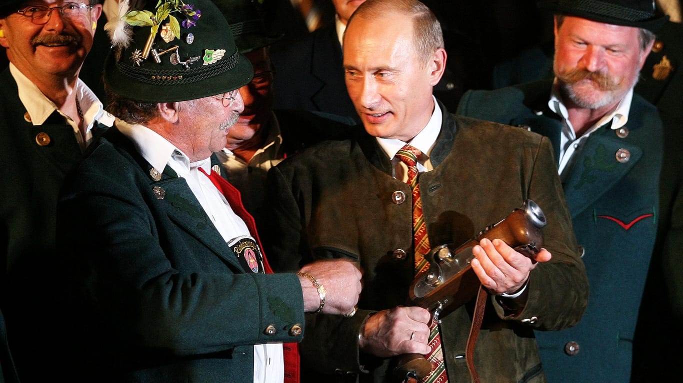 Waffenbrüder unter sich: Wladimir Putin bei einem Besuch in Bayern.