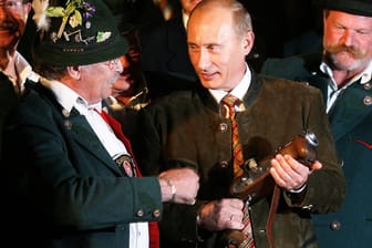 Waffenbrüder unter sich: Wladimir Putin bei einem Besuch in Bayern.
