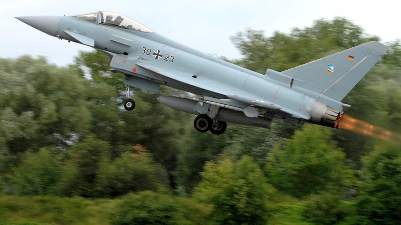Ein Jagdflugzeug vom Typ Eurofighter startet am Flugplatz Neuburg in Oberbayern. (