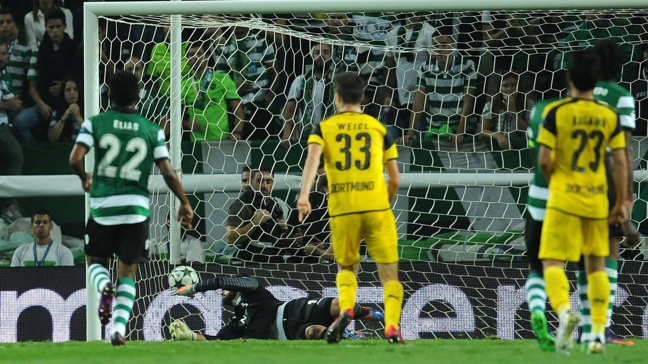 Der Ball zappelt nach einem Schuss von Dortmunds Julian Weigl (M) im Tor von Sporting Lissabon.