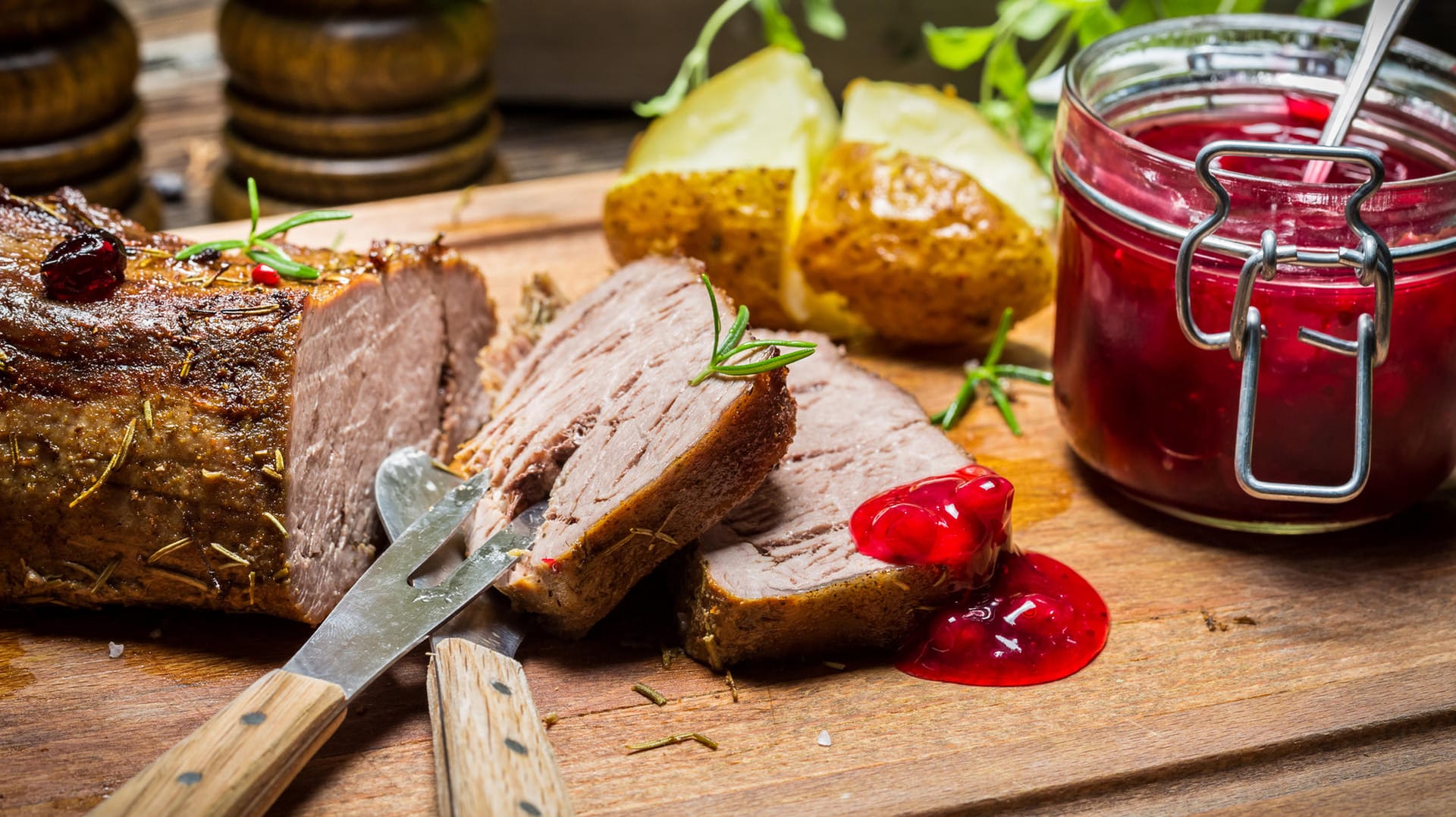 Fleisch vom Wild lässt sich braten, grillen oder schmoren.