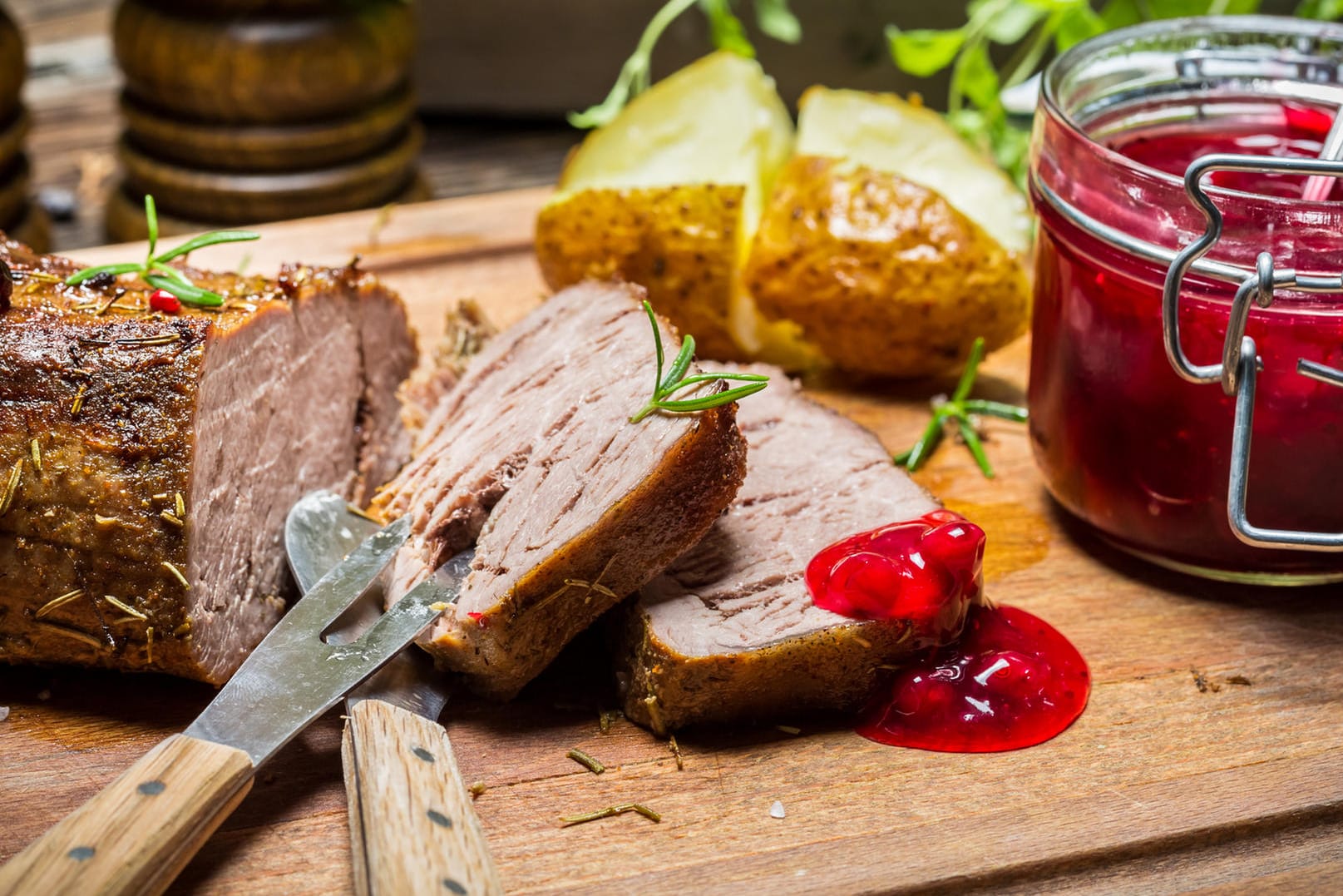 Fleisch vom Wild lässt sich braten, grillen oder schmoren.