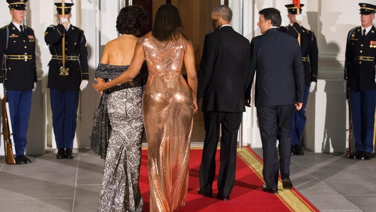 Auch von hinten entzückend: Michelle Obama umarmt Agnese Landini (links), die Gattin des italienischen Premierministers Matteo Renzi.