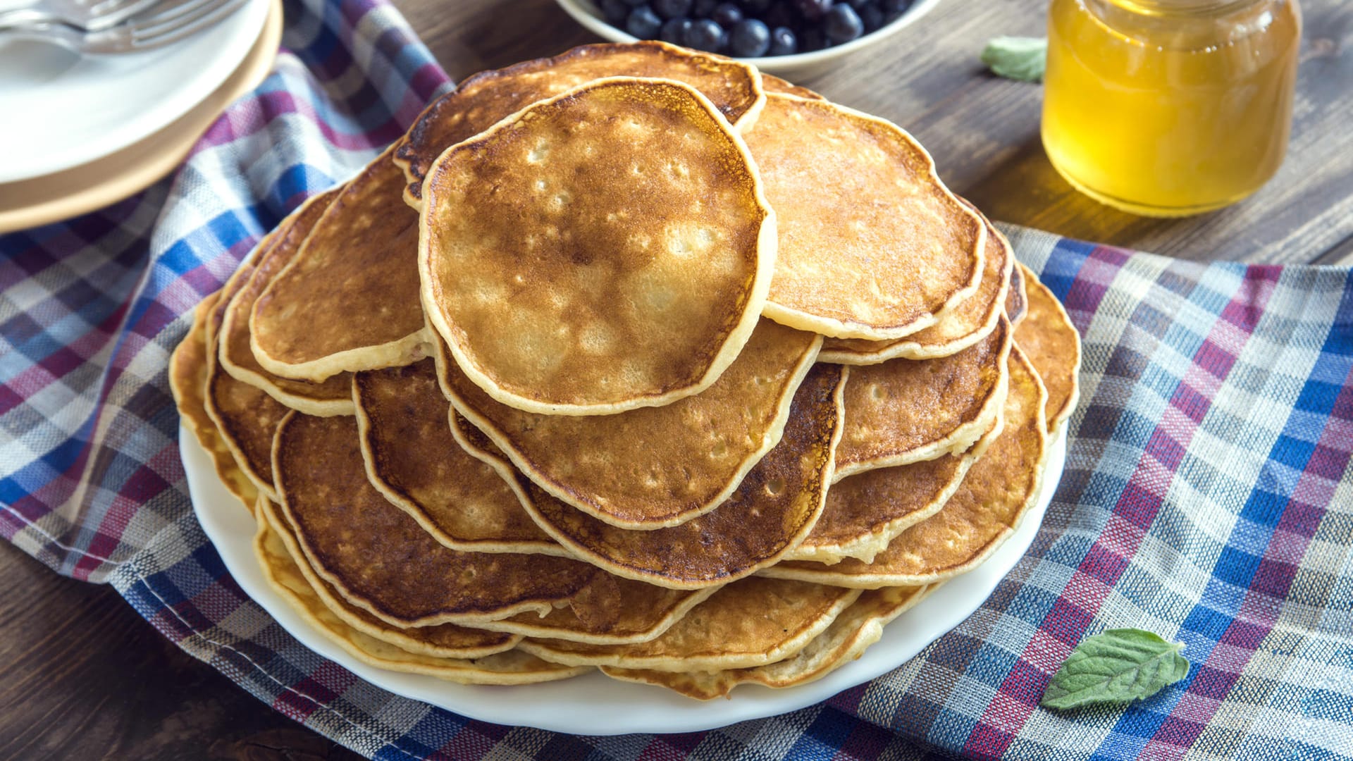 Mit natürlichen Süßungsmitteln werden Pfannkuchen zu einem idealen Frühstück.