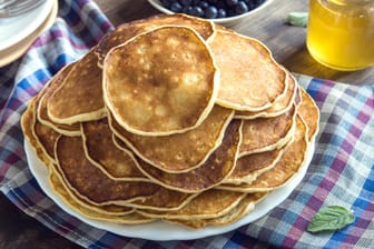 Mit natürlichen Süßungsmitteln werden Pfannkuchen zu einem idealen Frühstück.