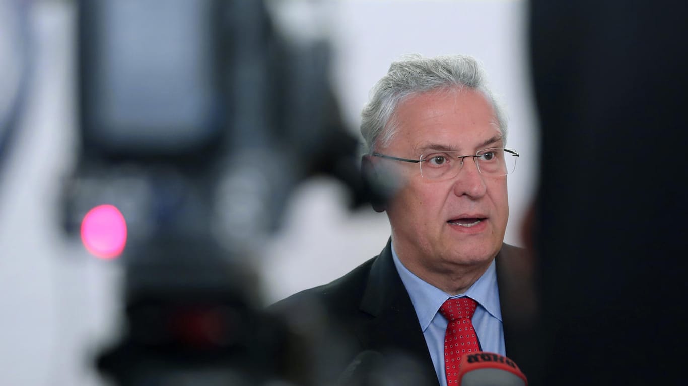 Der bayerische Innenminister Joachim Herrmann (CSU) will "Reichsbürger" stärker ins Visier nehmen.