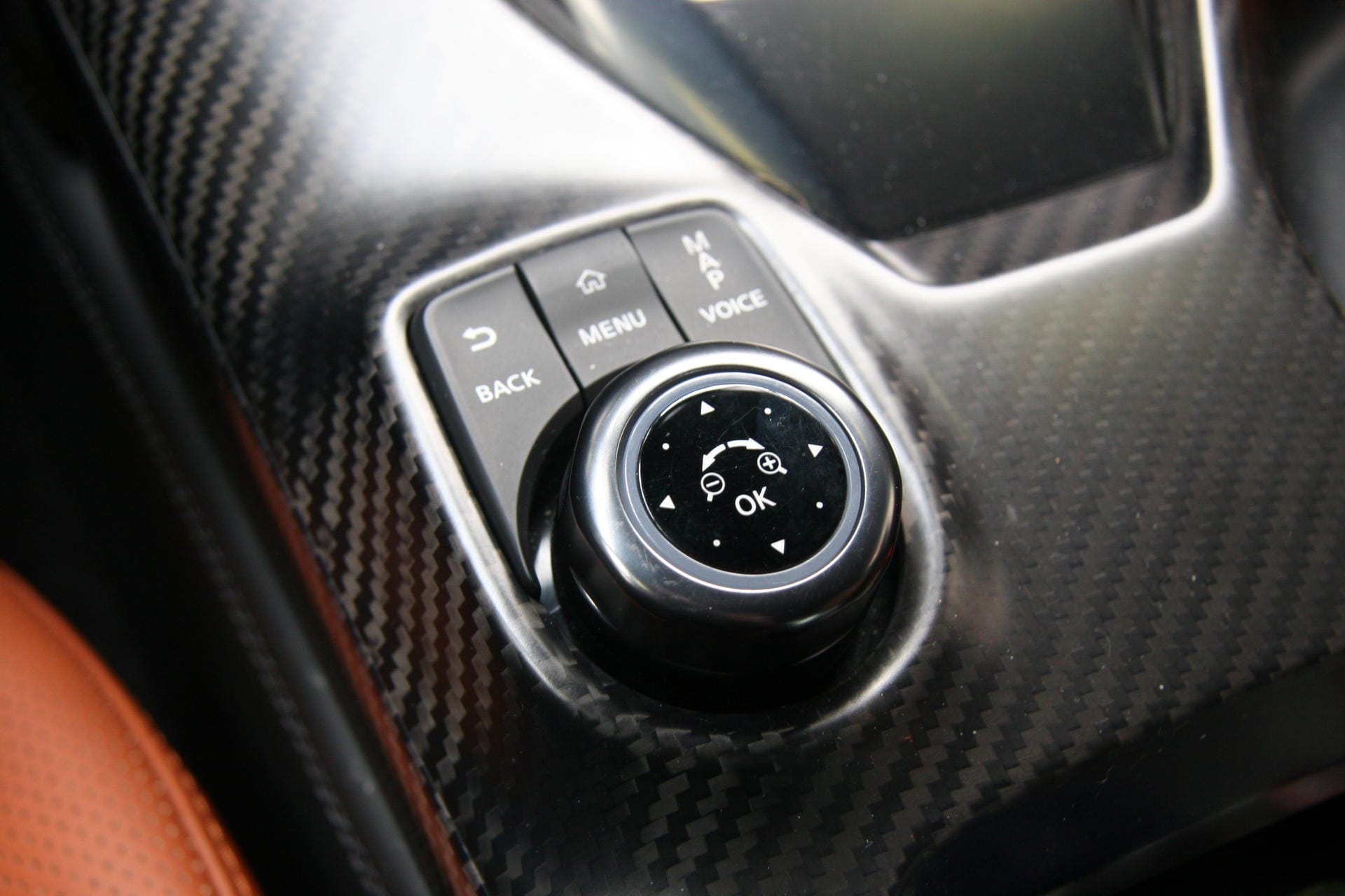 Gesteuert wird das Infotainment-System mit dem bekannten Nissan-Drehschalter.