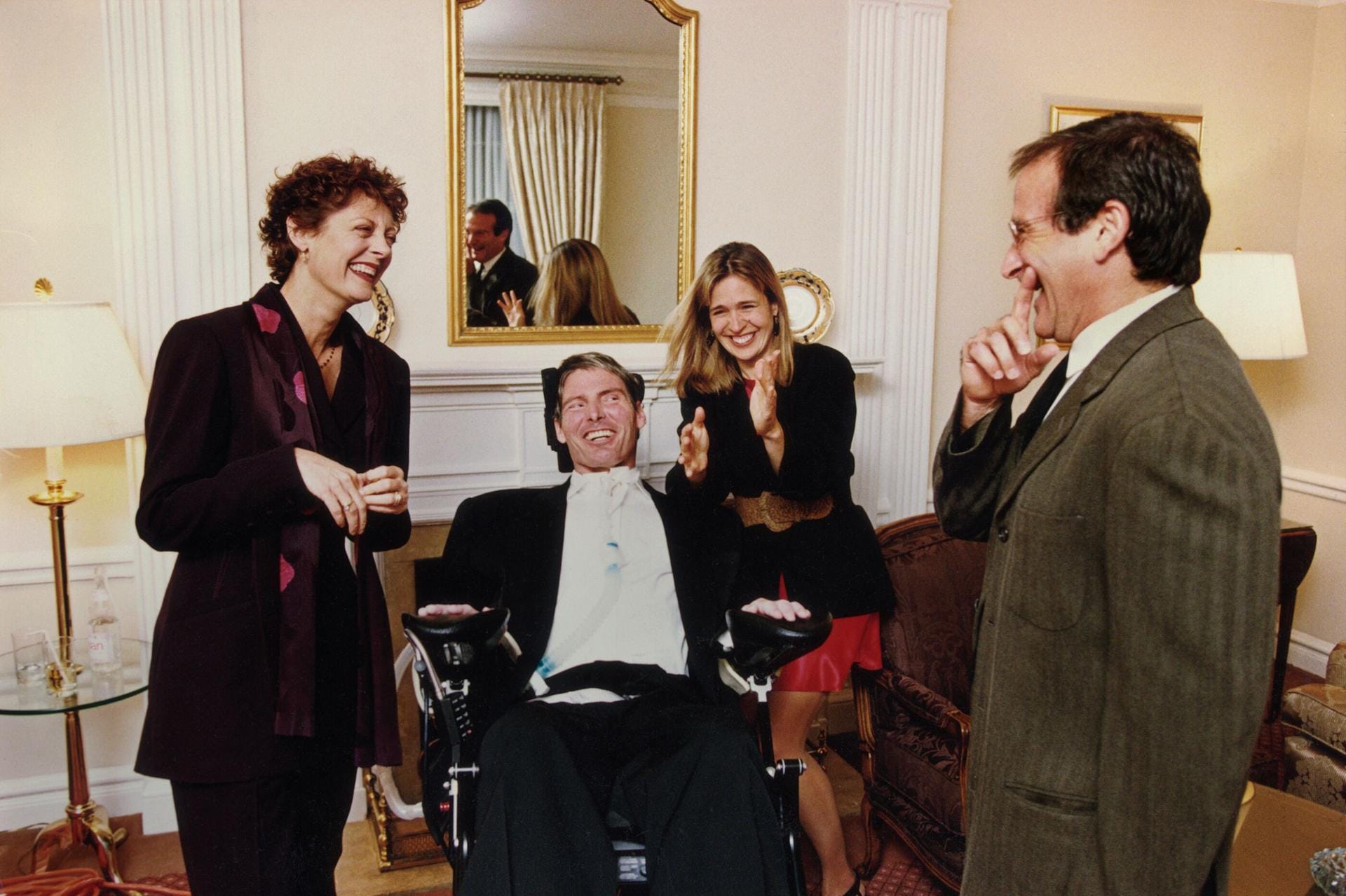 Auch die "Christopher & Dana Reeve Foundation" des gelähmten Ex-"Superman"-Schauspielers und Freundes von Robin Williams, Christopher Reeve, profitiert von der Versteigerung.