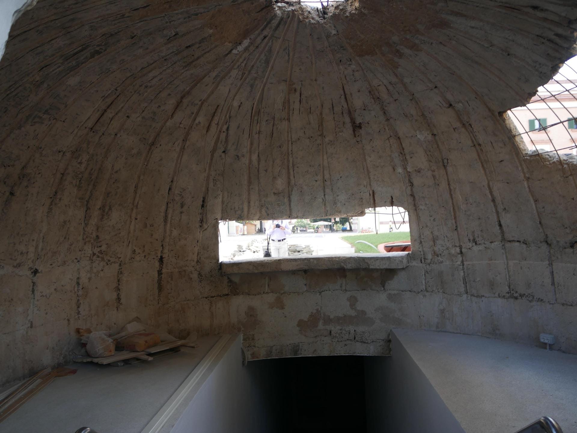 Ein Bunkereingang in Tiarana in der Nähe des Innenministeriums: Viele der Schutzanlagen werden als Besucherattraktionen ausgebaut.