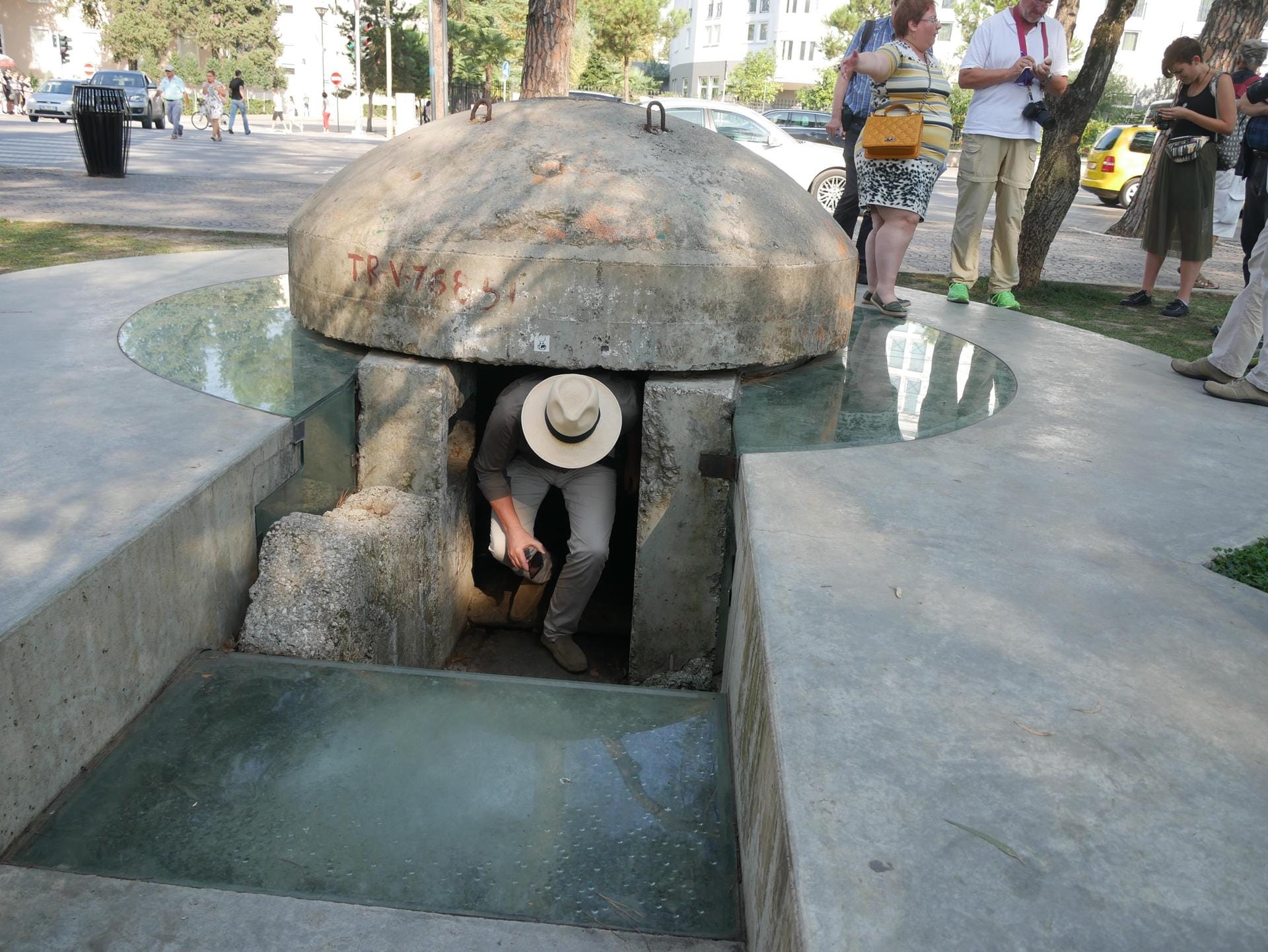 Mini-Bunker für zwei Personen, wie hier in Tirana, stehen wie Pilze im ganzen Land. Das Land kokettiert ganz bewusst mit seiner kommunistischen Vergangenheit und setzt auf "dunklen Tourismus".