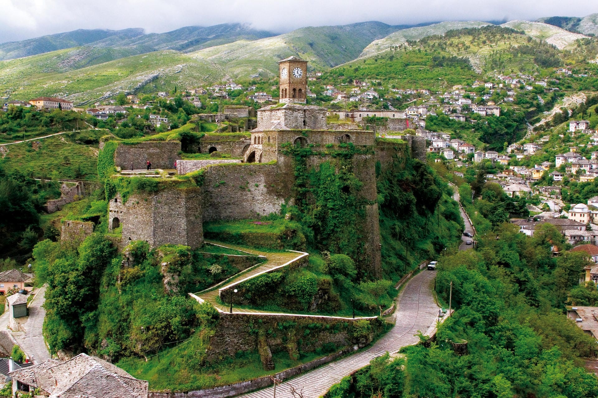 Doch Albanien hat mehr als Schauermärchen aus dem Kommunismus zu bieten. Seit die Unesco 2005 Gjirokastra zum Weltkulturerbe erklärt hat, kommen immer mehr Touristen in den südalbanischen Ort.