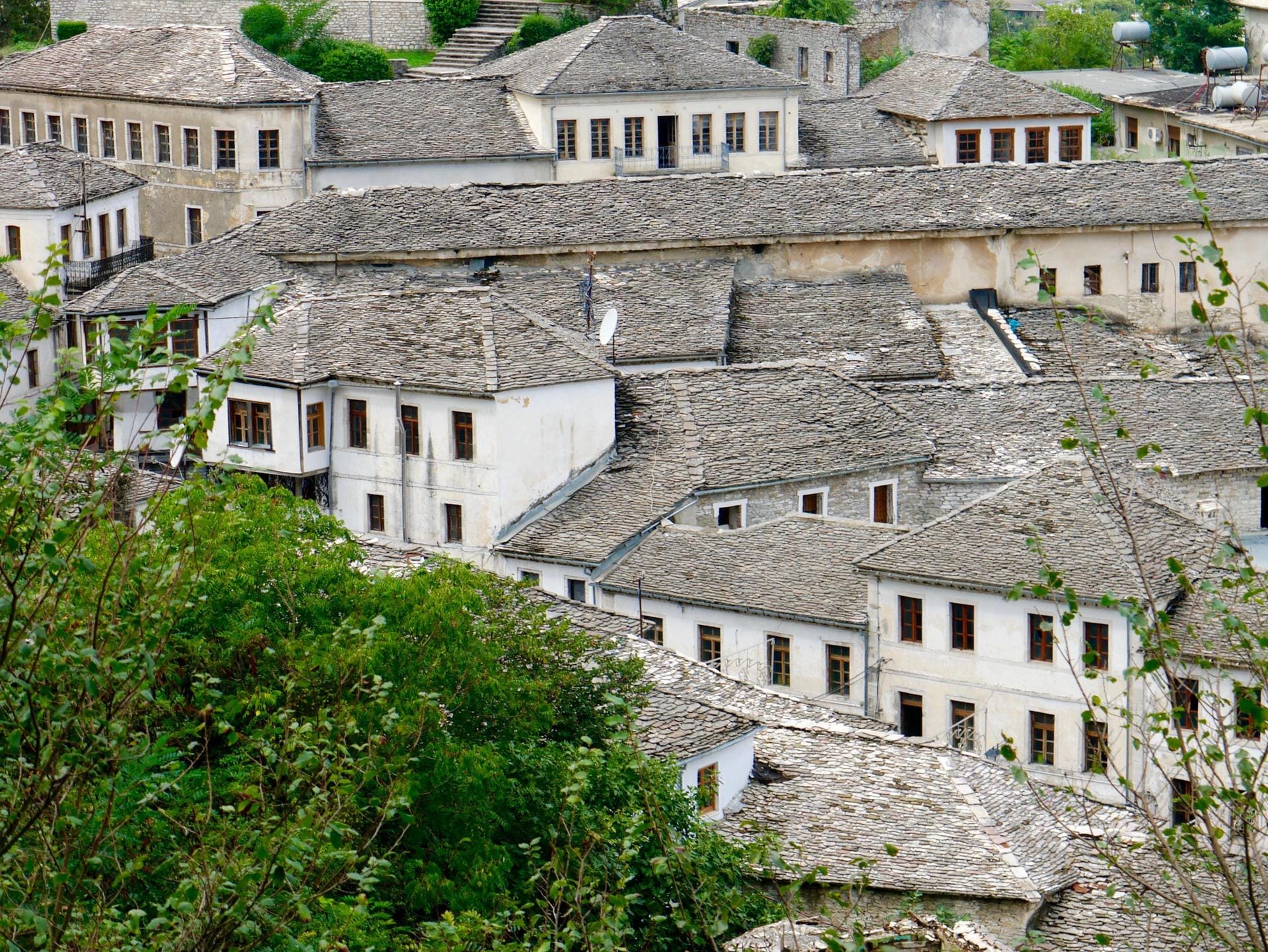 Gewaltige Dächer aus schweren Steinplatten: Sie machen Gjirokastra einzigartig und sind mit ein Grund für den Welterbetitel.