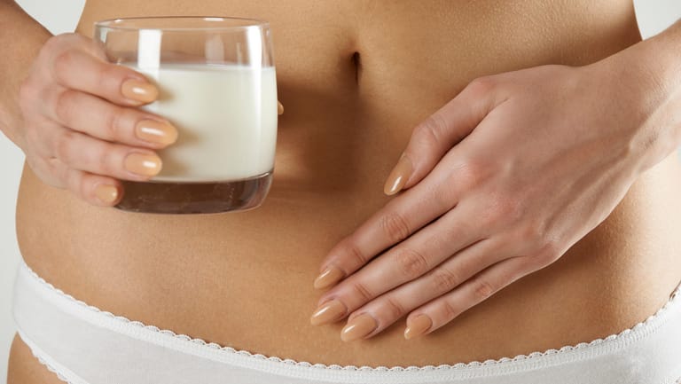 Laktoseintoleranz: Eine Milchunverträglichkeit verursacht häufig Bauchschmerzen.