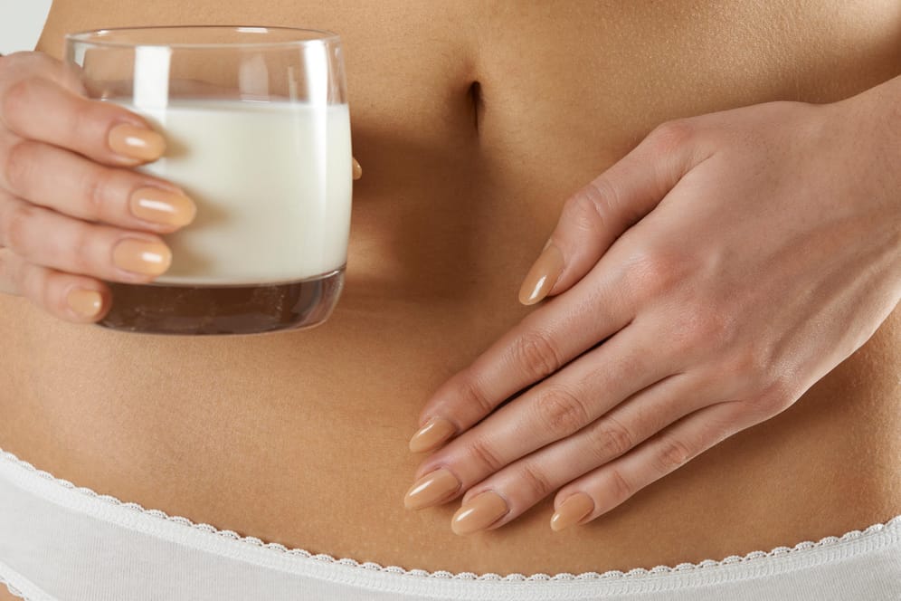 Laktoseintoleranz: Eine Milchunverträglichkeit verursacht häufig Bauchschmerzen.