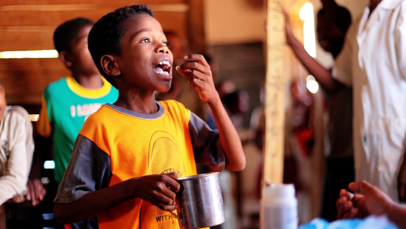 Ein Kind in Madagaskar nimmt das Bilharziose-Medikament Praziquantel.