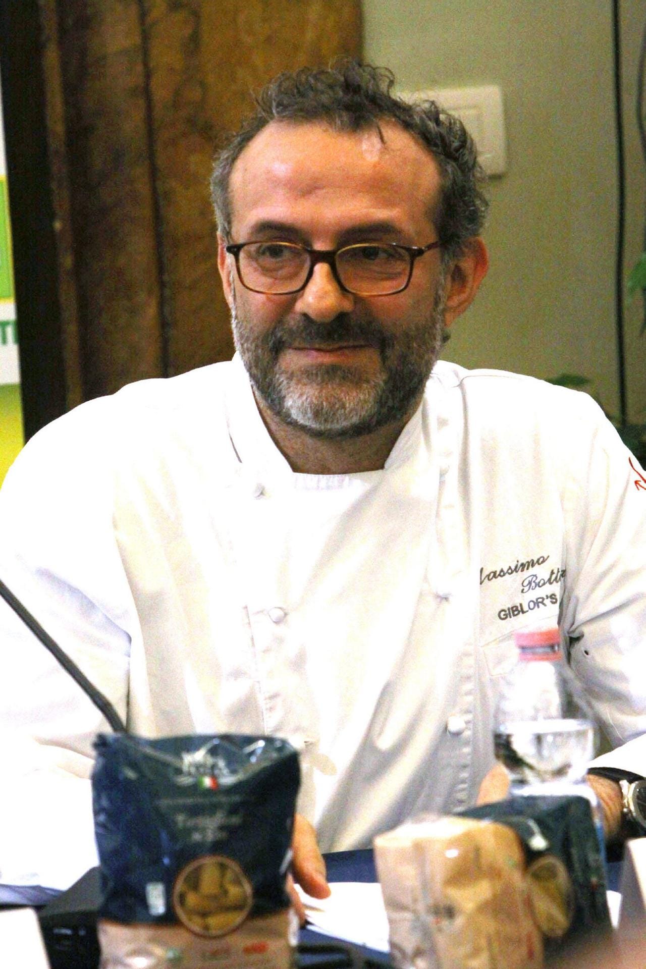 Massimo Bottura wurde 1962 geboren und eröffnete 1987 in Modena sein erstes Restaurant.