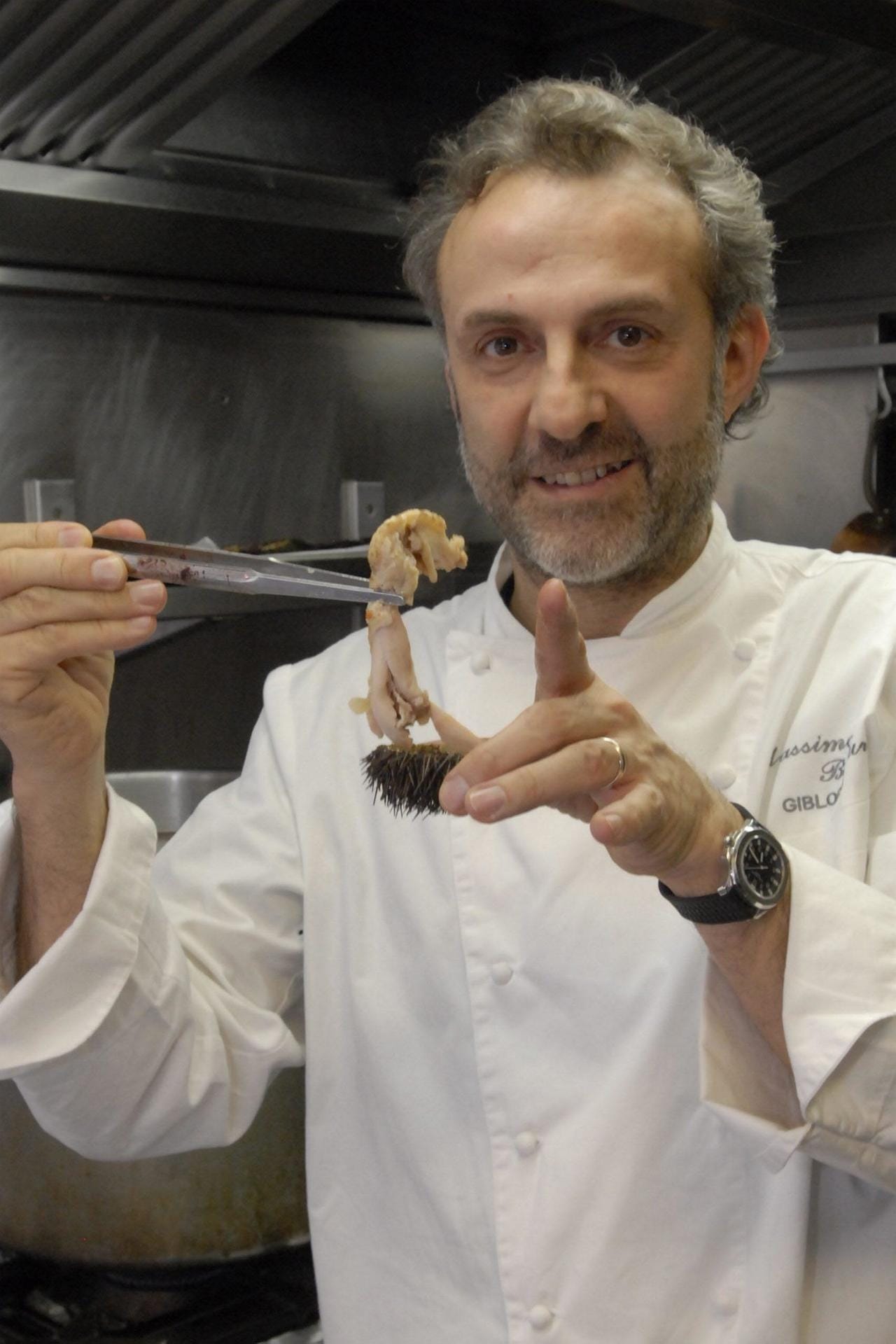 Seit 1995 betreibt er in Modena auch die Osteria Francescana. Als Eigentümer und Küchenchef dieses Restaurants erzielte er seine größten Erfolge.