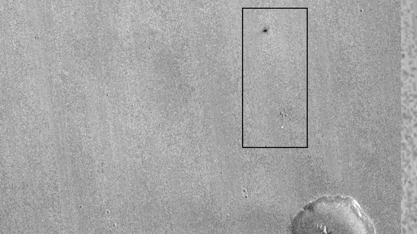 Nasa-Aufnahme vom Landeplatz der Marssonde Schiaparelli - zu sehen ist ein schwarzer Fleck, aber keine intakte Sonde.