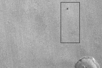 Nasa-Aufnahme vom Landeplatz der Marssonde Schiaparelli - zu sehen ist ein schwarzer Fleck, aber keine intakte Sonde.