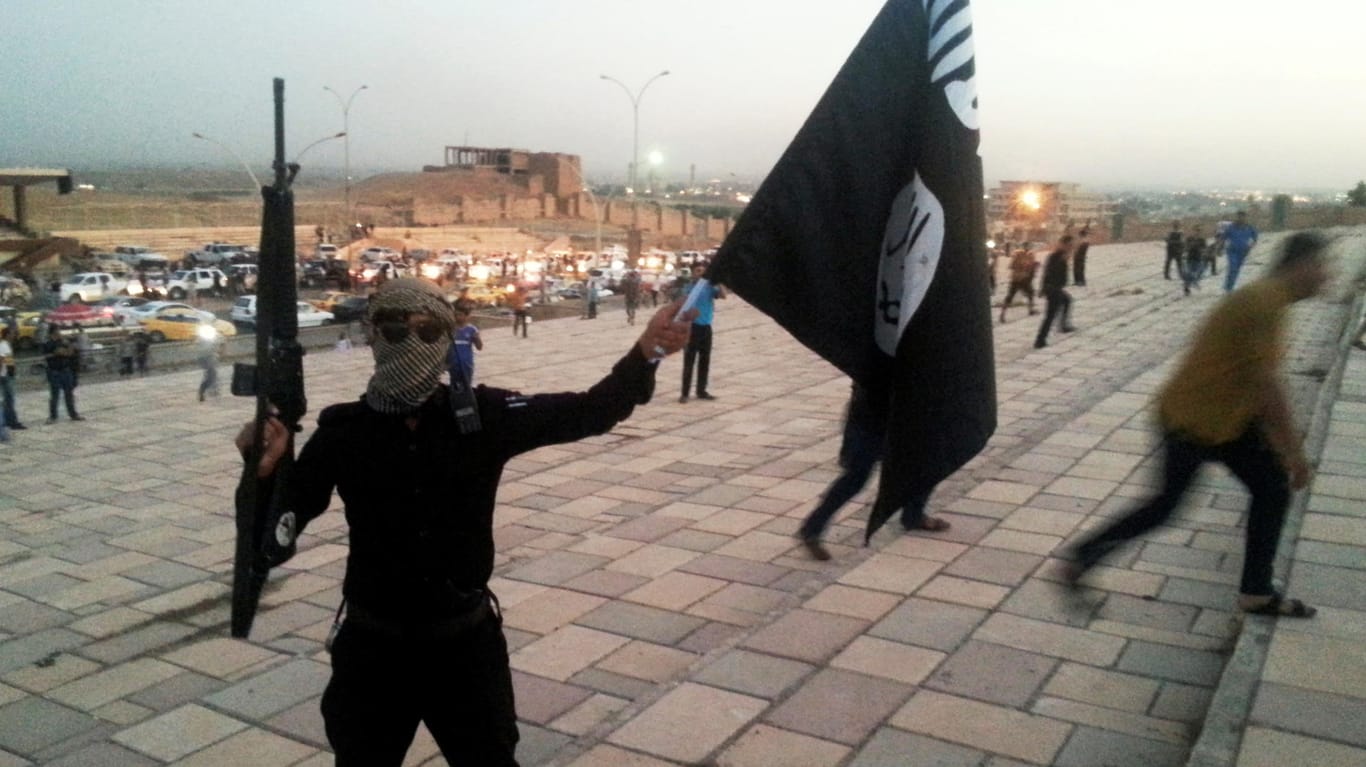 Ein IS-Kämpfer posiert mit Waffe in der Stadt Mossul.