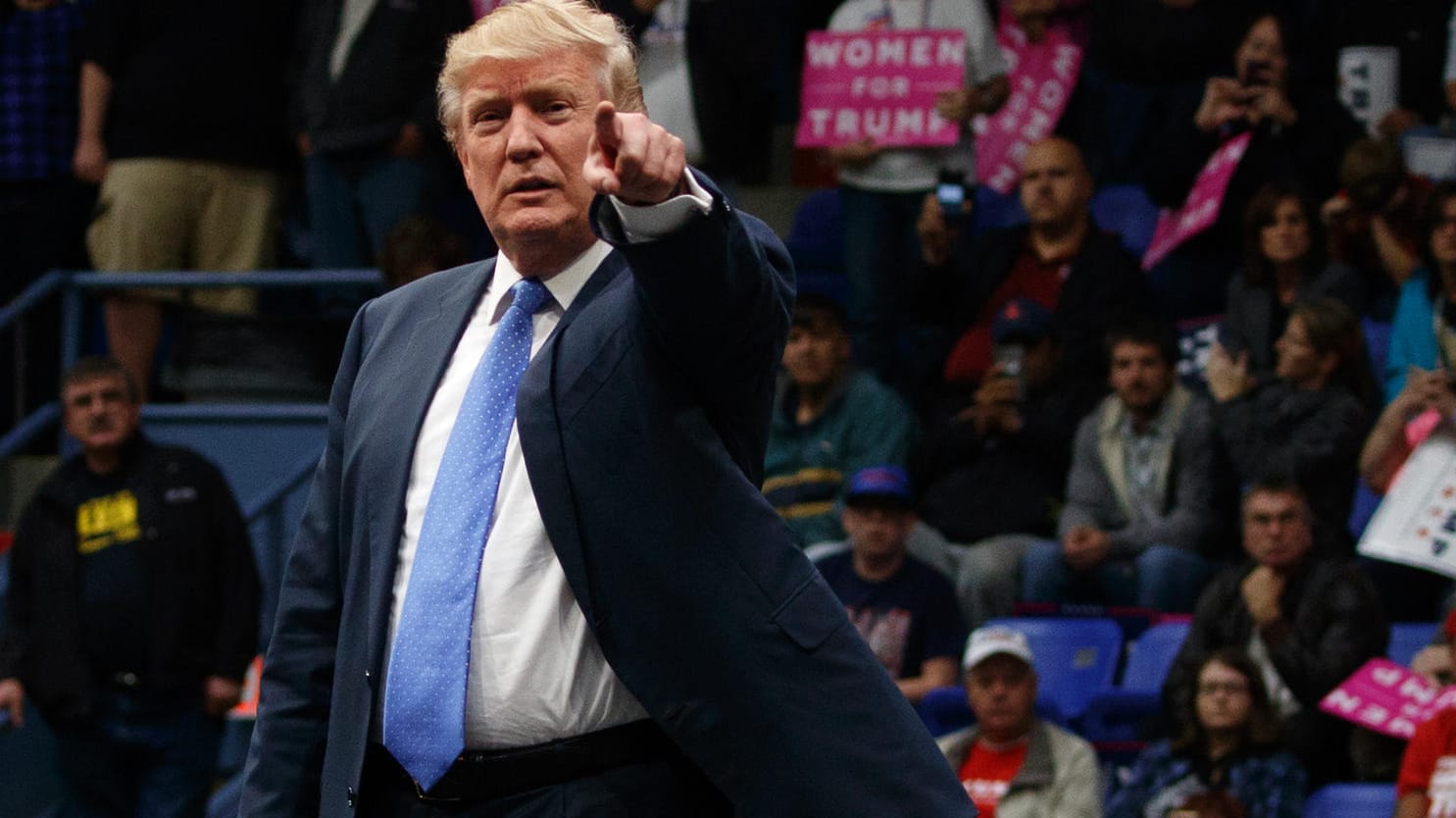 Der republikanische Präsidentschaftskandidat Donald Trump verkürzt den Abstand zu seiner Rivalen Hillary Clinton von den Demokraten. Der republikanische Präsidentschaftskandidat Donald Trump verkürzt den Abstand zu seiner Rivalen Hillary Clinton von den Demokraten.