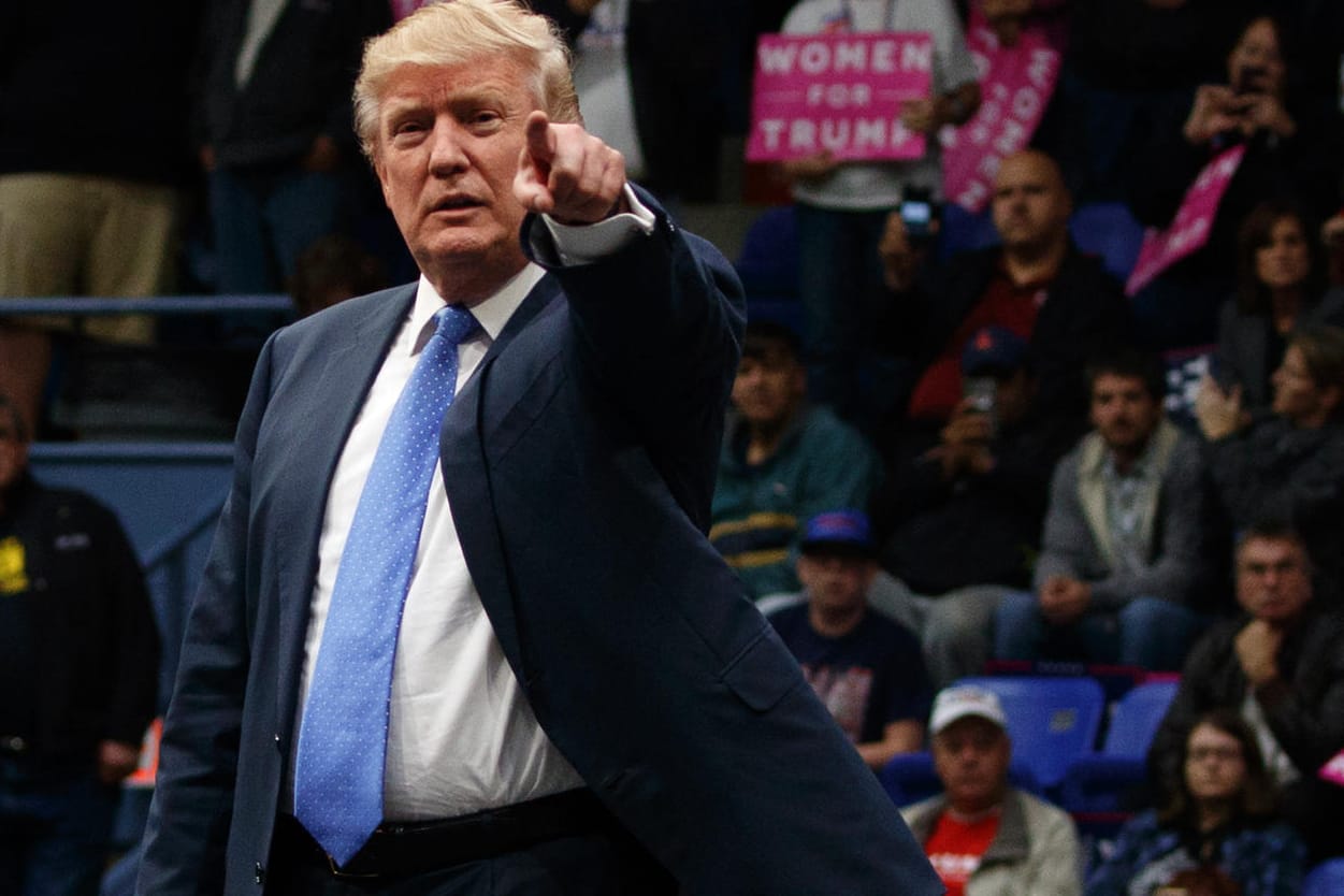 Der republikanische Präsidentschaftskandidat Donald Trump verkürzt den Abstand zu seiner Rivalen Hillary Clinton von den Demokraten.