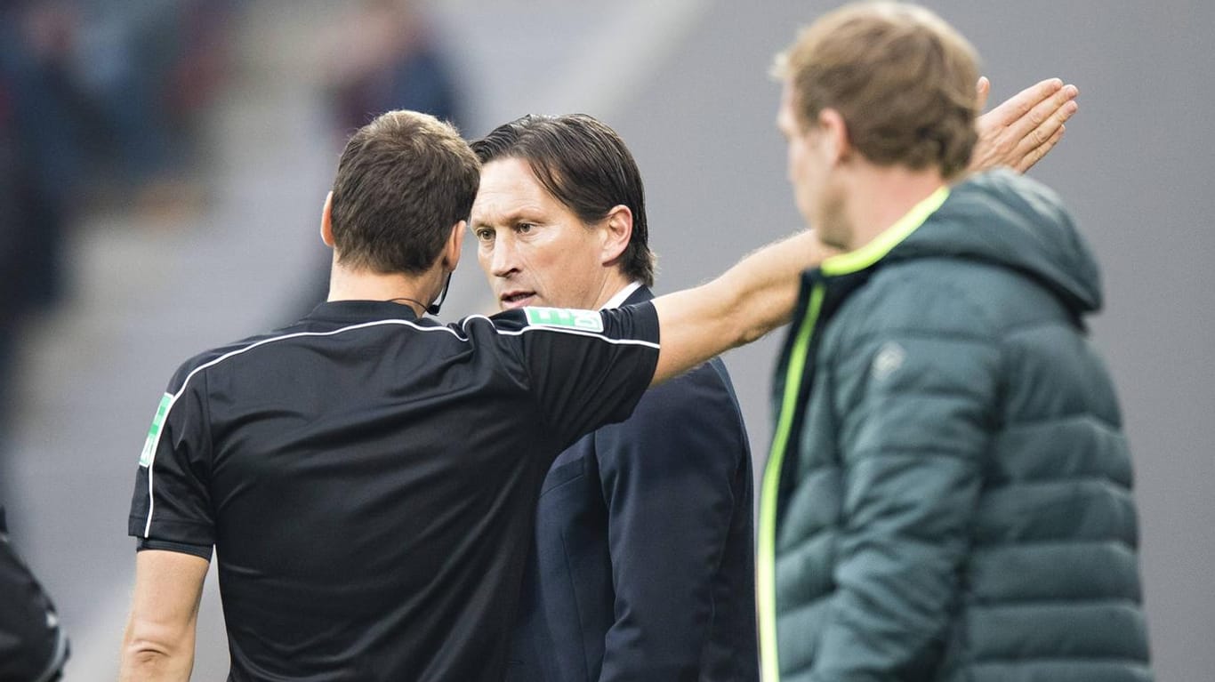 Bayers Trainer Roger Schmidt wird von Schiedsrichter Bastian Danckert (li.) auf die Tribüne verwiesen.