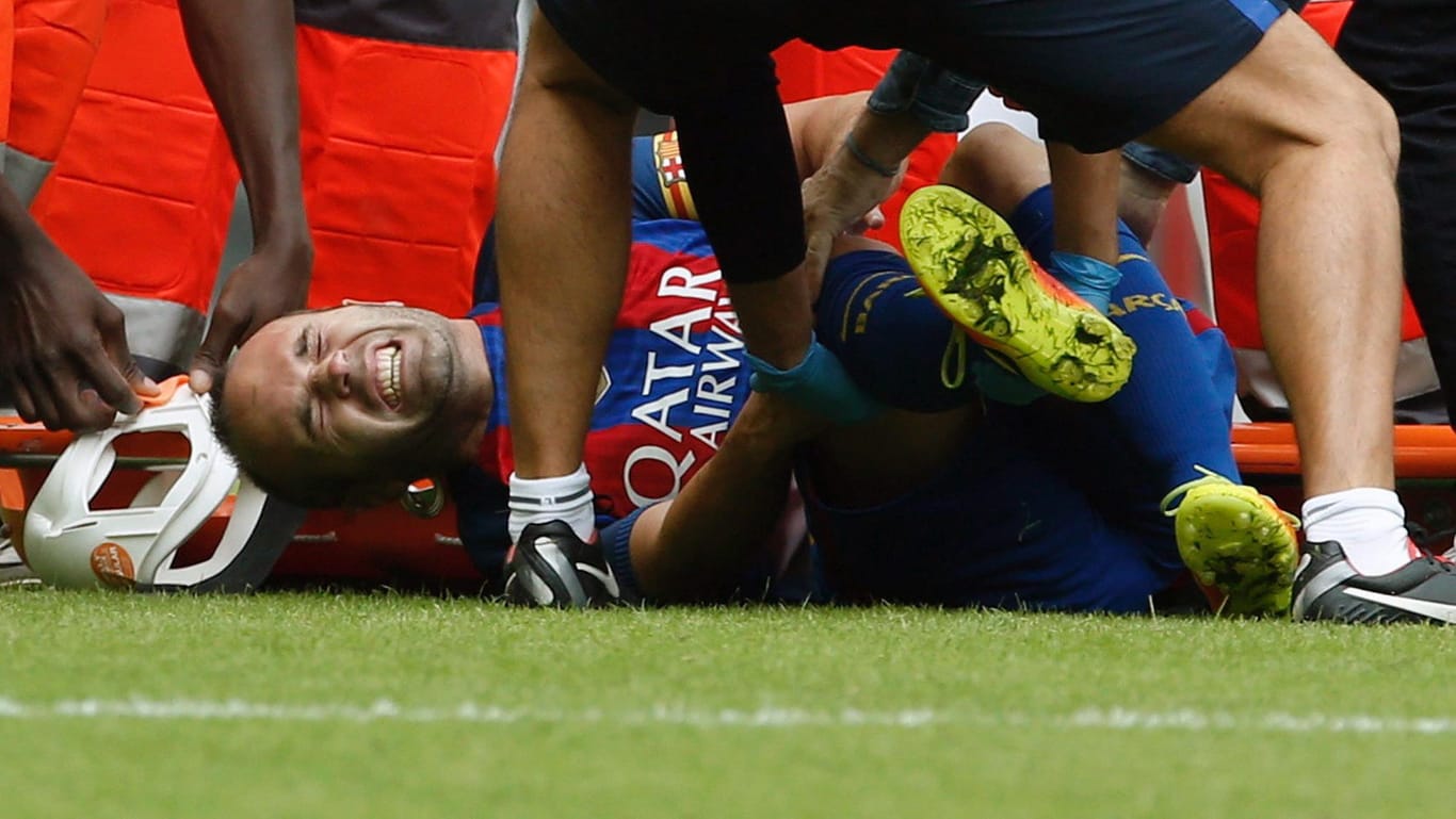 Barca-Profi Andres Iniesta liegt mit starken Schmerzen am Boden.
