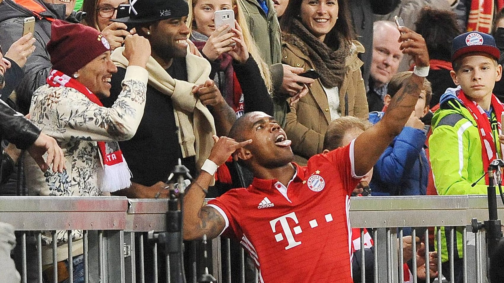 Nach dem Treffer zum 2:0 macht Douglas Costa ein Selfie mit Zuschauern. Nach dem Treffer zum 2:0 macht Douglas Costa ein Selfie mit Zuschauern.