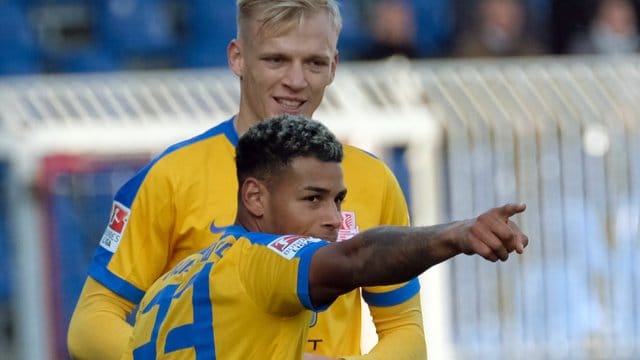 Braunschweig behauptet durch das Tor von Onel Hernandez die Tabellenspitze. Braunschweig behauptet durch das Tor von Onel Hernandez die Tabellenspitze.