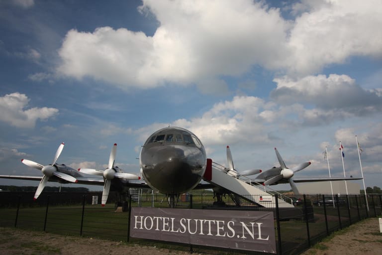 Einst war Erich Honecker mit ihr unterwegs, inzwischen wurde die alte DDR-Regierungsmaschine in den Niederlanden zum Hotel umfunktioniert.