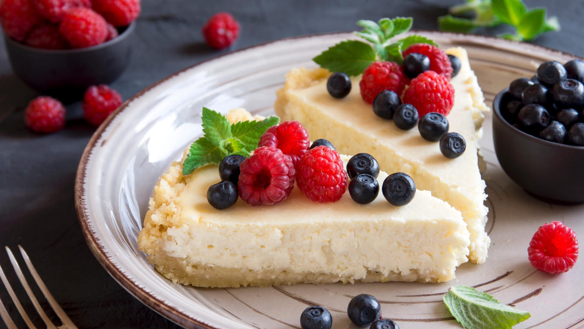 Veganer Käsekuchen mit frischen Beeren schmeckt leicht und sommerlich.