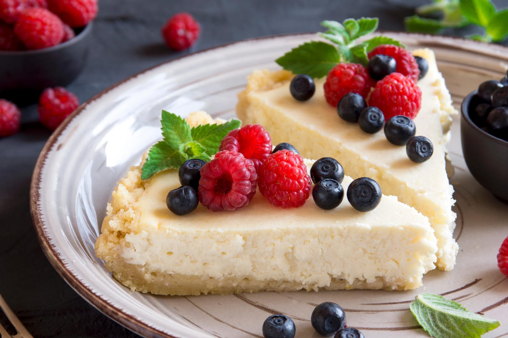 Veganer Käsekuchen mit frischen Beeren schmeckt leicht und sommerlich.