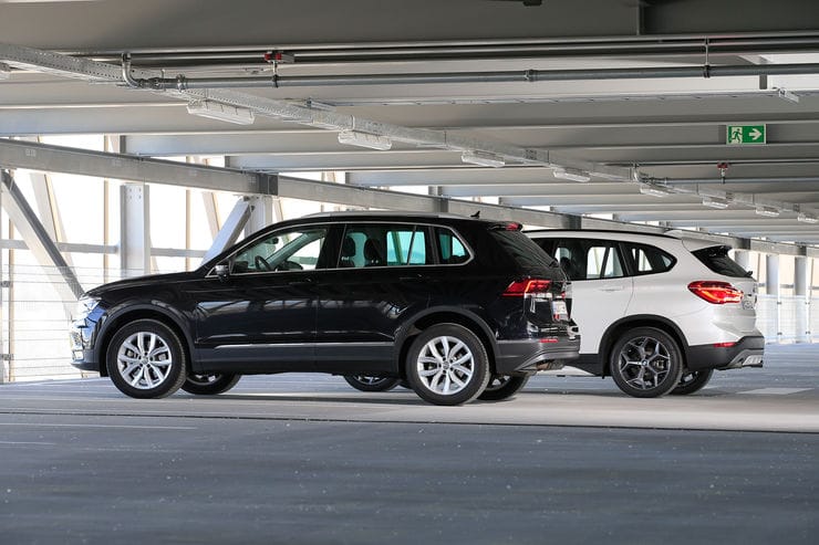 100 kg schwerer als der BMW X1 ist der VW Tiguan. Das macht sich im behäbigeren Fahrverhalten und beim 0,5 Liter höheren Testverbrauch bemerkbar.
