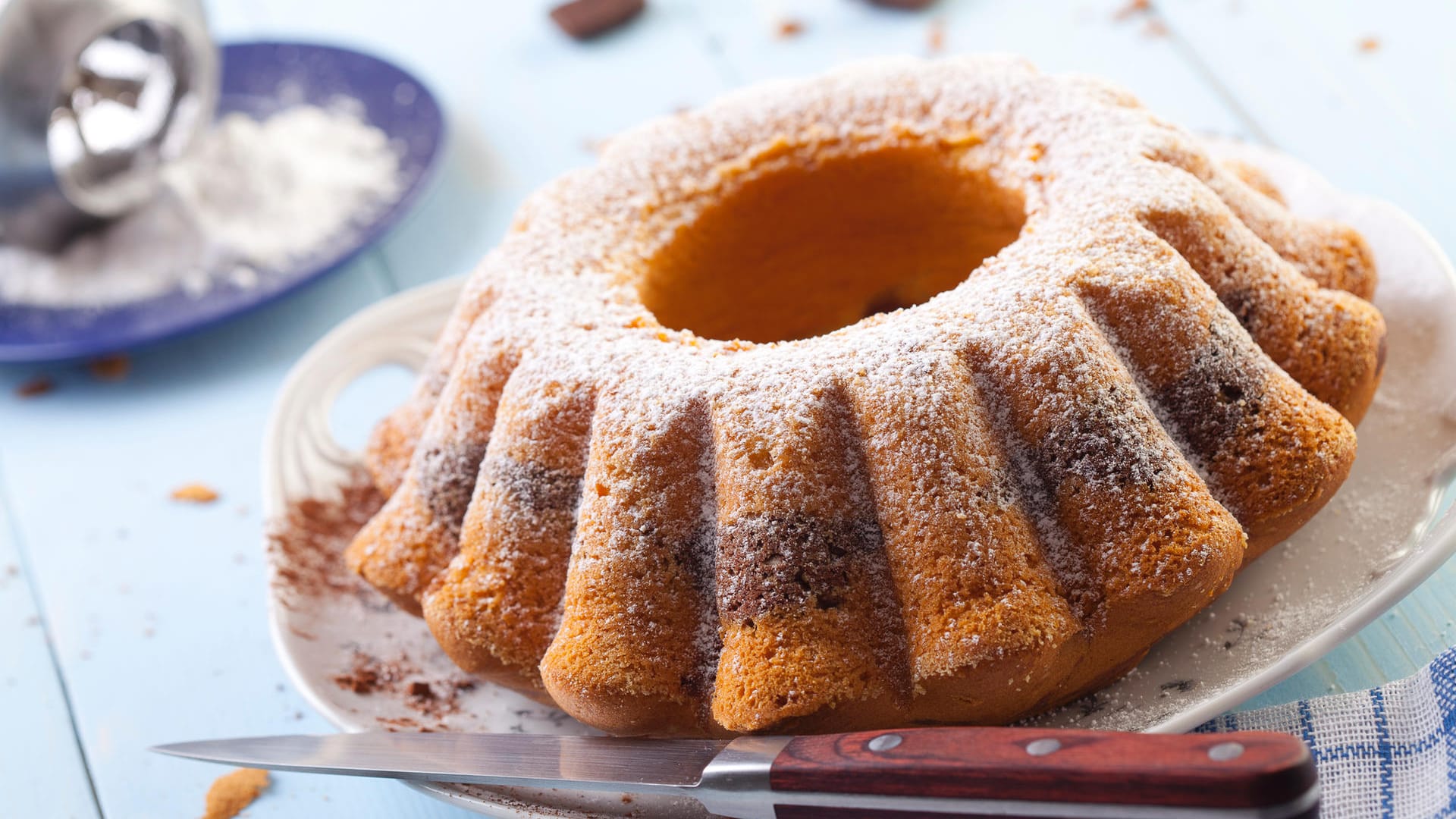 Einfach, schnell zubereitet und lecker – der Gugelhupf ist der Klassiker unter den Kuchen für die Kaffeetafel am Nachmittag. Besonders saftig wird der Teig, wenn Sie ihn mit Eierlikör verfeinern. Den Unterschied zur traditionellen Variante schmecken Sie garantiert.