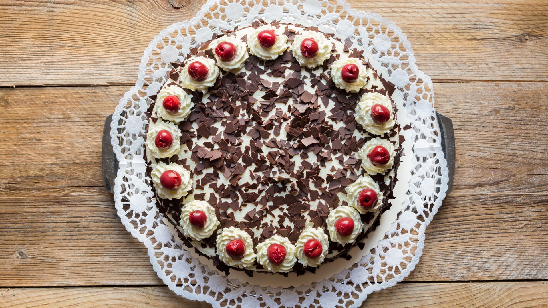 In Deutschland und weltweit beliebt: Die Schwarzwälder Kirschtorte. Mit Kirschwasser aromatisierter Schokoladenbiskuitboden, Kirschen und Sahne geben der Torte ihren charakteristischen Geschmack.