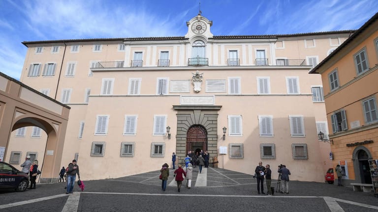 Die Papst-Residenz Castel Gandolfo befindet sich südlich von Rom.